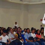 El senador Héctor Yunes Landa en un encuentro con jóvenes universitarios de Veracruz.