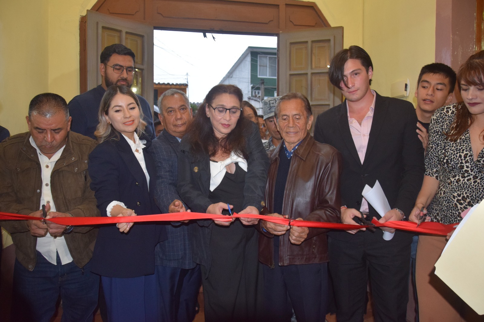 Banderilla, Ver., 01 de agosto de 2025. — Momento del corte de listón inaugural de la Casa de Enlace “Arnulfo Rodríguez González”, en homenaje al líder social y excandidato a la presidencia municipal.